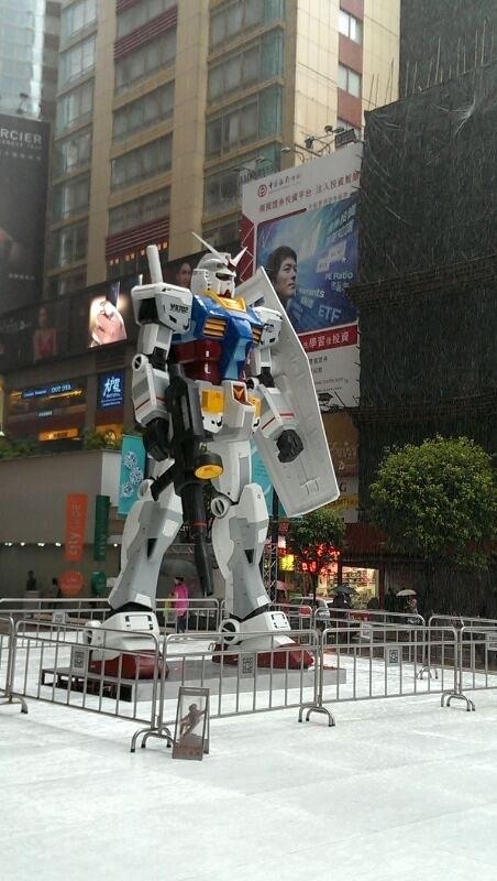 タイムズスクエア前の広場には、巨大なガンダムが登場しました。