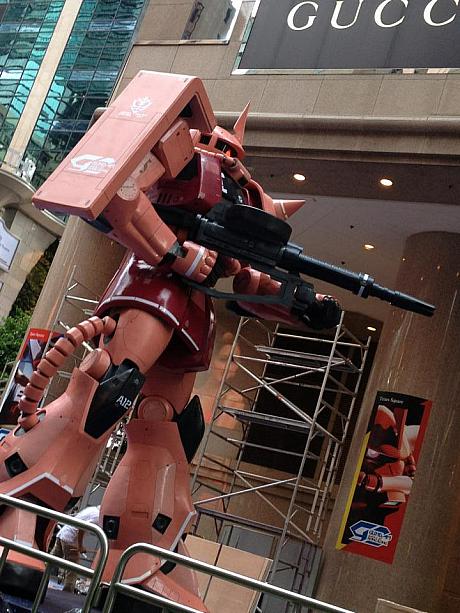 ガンダムのライバル、ザクIIも登場。