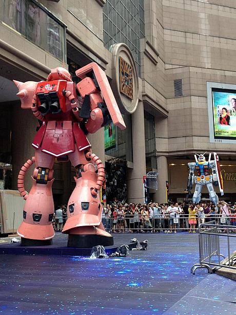 高さ6メートルのガンダムとザクIIが対峙する姿は迫力満点です。