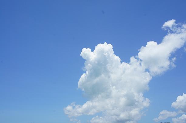 このとおり、青い空に白い雲がすがすがしい夏空です。