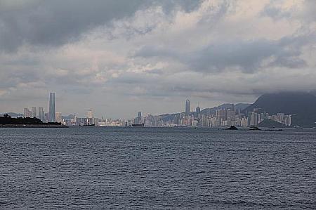 ディスカバリーベイからの景色。カオルーン島、香港島の両方が見えます。