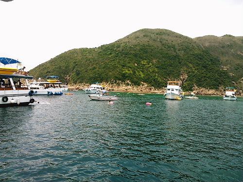 ビーチ近くで船を泊め、海で遊んだり、船で日光浴をしたり。香港の若者に人気の休日の過ごし方です。