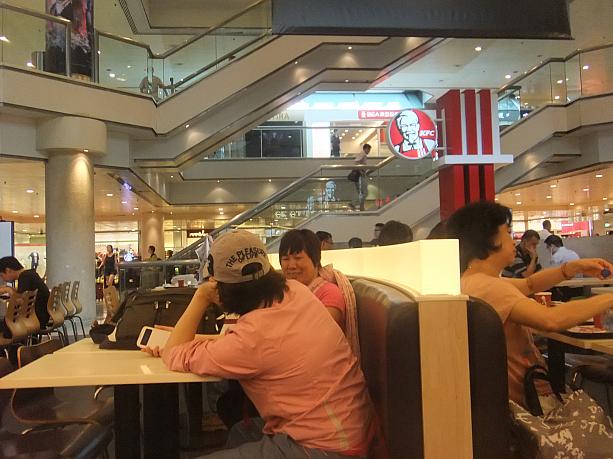 KFCはいつも満席状態