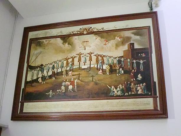 壁にはいくつもの絵画があります