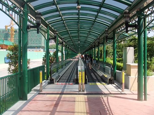 そこを抜けると歩く歩道が現れます