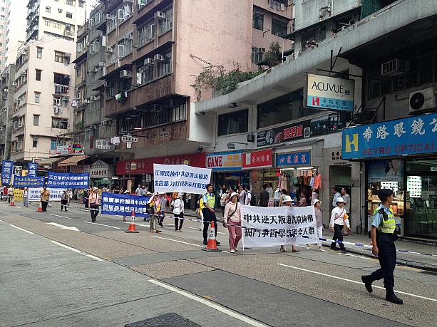 国慶節には、中国中央政府に不満を持つ香港の団体がデモ行進を行なうのです。