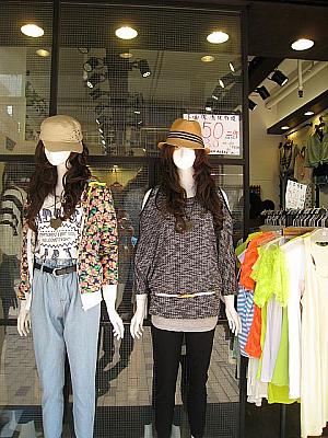 長沙湾道の両側には、既成の洋服を売る店が並んでいます。流行を意識したこんなお店も。
