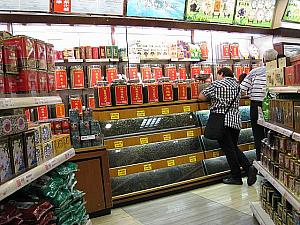 地下の食料品売り場には、中国食品や台湾食品、健康食品、お茶、ふかひれなどがあります。