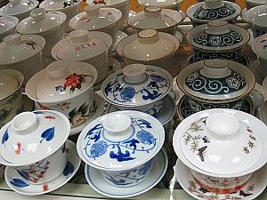 小物から大きな置物や壺まで、幅広い陶器セレクション。値段もピンキリ。