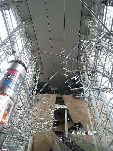 旺角（モンコック）のランドマーク的存在のランガムプレイス。開放的な吹き抜けが特徴です。