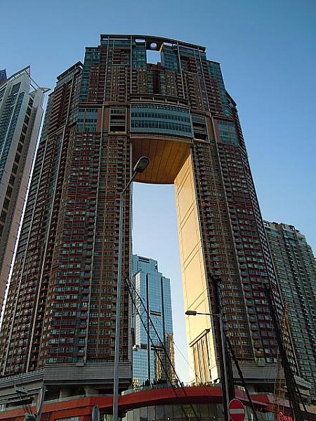 風水への信仰は不動産価格が高い香港でも建物に穴をあけます。