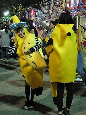 サービス精神旺盛なお嬢さんは、バナナの着ぐるみで大活躍！でもあまり売れ行きはよくないようです…（笑）