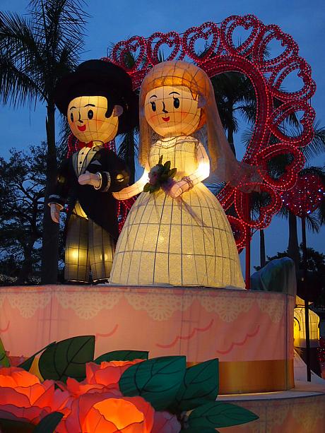 そのせいか、尖沙咀では結婚式をテーマにしたランタンが展示されています。