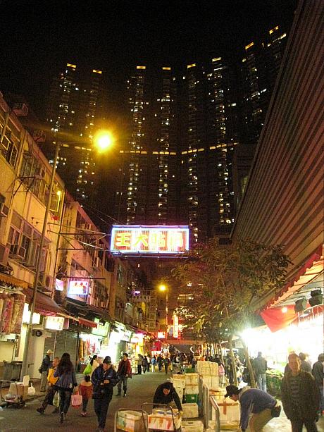 この周辺に宿泊している人以外にはお世辞にもアクセスがいい場所とは言えませんが、昔ながらの香港の生活風景と開発が進む近代的な光景の両方が見れて、なかなか面白いですよ！