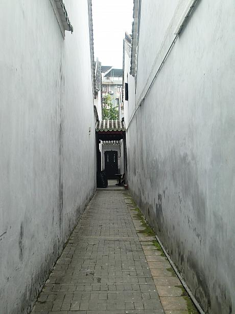 境内と境内の間の細い通路