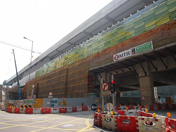 香港仔エリアに行く手段は、今のところバスかタクシーしかありませんが、ご覧のとおりMTRの建設中。これが完成すればアクセスがダンゼン便利になりますね。開通する日を心待ちにしてま～す♪