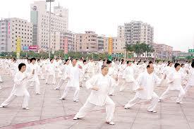 中国ではどこでも見られる多数の太極拳ファン
