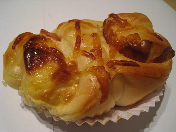 これはハムを挟んだパンの上にチーズを乗せて焼いたもの。定番の組み合わせですね。