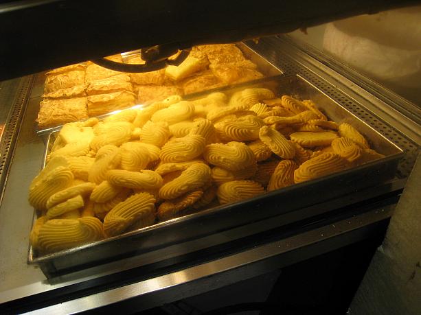 ほかにもたくさんのパンが売っていますが、それ以外にも手作りのクッキーや…