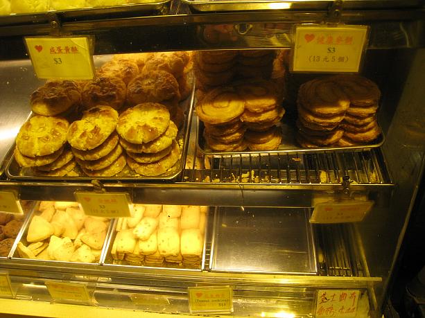 定番の中華風のお菓子もあります。写真には写ってませんが、ほとんどの店ではエッグタルトも売ってますよ♪