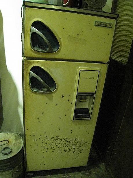 ジャ～ン！日本ブランドの冷蔵庫。ドアについているのは冷水器です。今でもあれば便利なのに…と思うナビ。