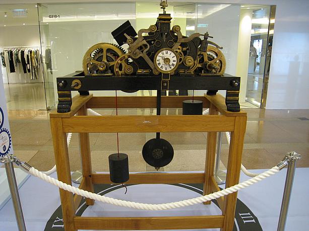 そして冒頭に紹介したほかに、この展示の目玉と言える(多分）のがこの振り子時計！