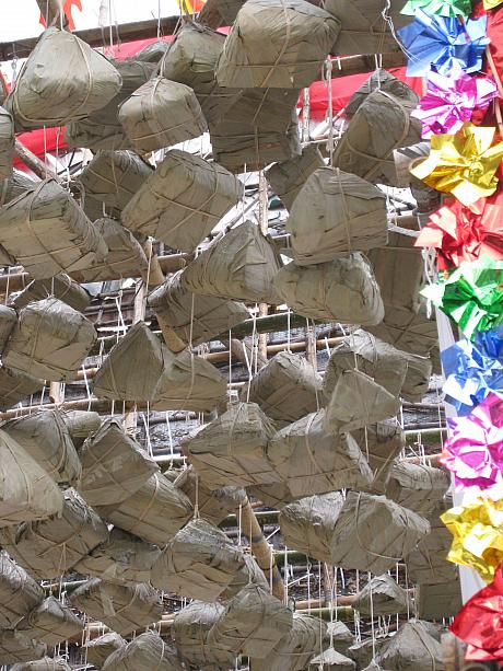 本来、ドラゴンボートレースは端午節に開催されるので、この花輪の中には大きな粽がた～くさん！www