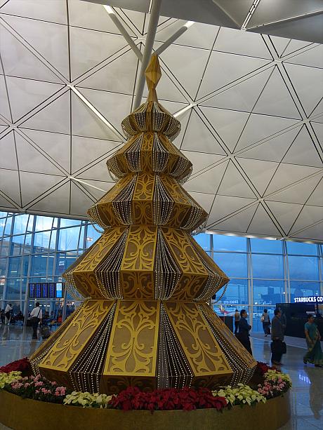 ちなみに香港を離れる際は、この金色のツリーがお見送りしてくれますよ♪