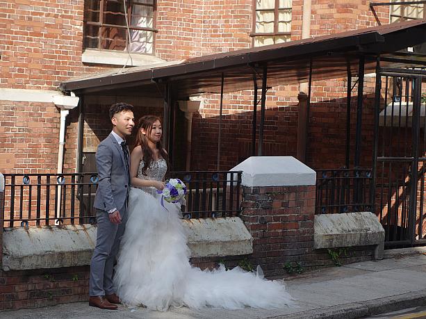 同じ撮影でも、こちらは結婚写真。上環周辺は街並みも独特なので散歩にうってつけですよ。