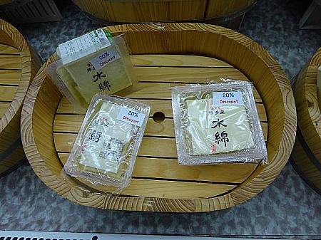 ふと目をやると、ナビのツボをつく日本食品が山ほど！これはほんの一部。ちなみに豆腐は日系の豆腐やさんが香港で製造したもの。