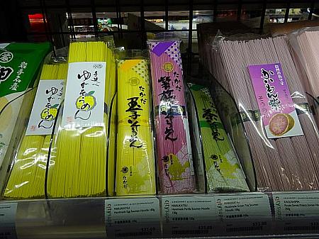 ふと目をやると、ナビのツボをつく日本食品が山ほど！これはほんの一部。ちなみに豆腐は日系の豆腐やさんが香港で製造したもの。
