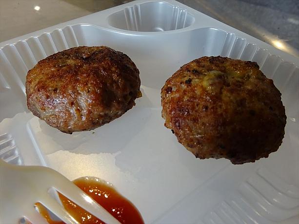 沖縄の牛の肉を使ったミニハンバーグ（美味！）と沖縄そばを使った塩焼きそば（超美味！）をいただきました。