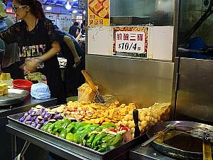 こちらは定番中の定番メニュー。シュウマイ、野菜の天ぷら、魚蛋。どれも10ドル程度で買えるのも魅力♪