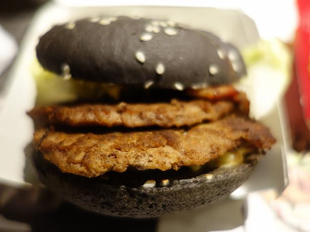 以前に、マクドナルドから期間限定で発売された黒バーガー。これはこれで衝撃的でしたが・・・