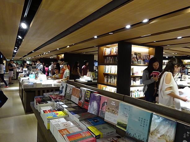 10月9日にオープンしたばかりの誠品書店の香港2号店。