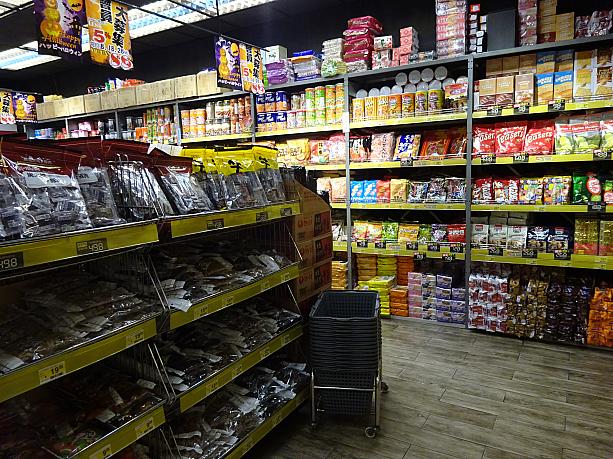 いかがでしたか？これらのお店なら日本では入手不可能な限定品も手に入るかもしれませんよ。街で見かけたら、のぞいてみてくださいね～♪