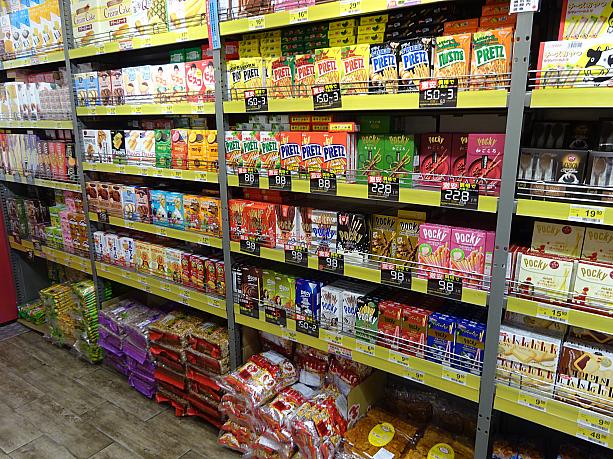台湾や韓国のお菓子もありますが、とにかく日本のお菓子の種類が豊富。日本で限定発売の商品も仕入れています。