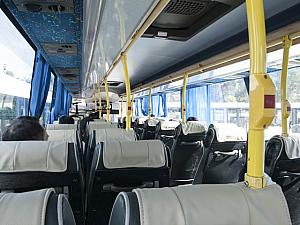 （１２）バスの中。満席になると立って乗車する場合もあります。