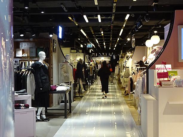 売り場面積は広くないものの、本家の独特のごちゃごちゃ感をうまく再現。