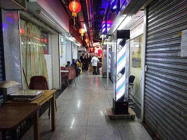 携帯ショップや雑貨屋、洋服屋などいろんなお店が入っているんですよ。