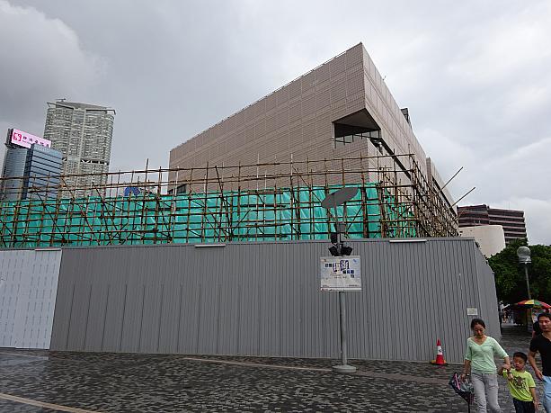 長期工事中の香港芸術館。
