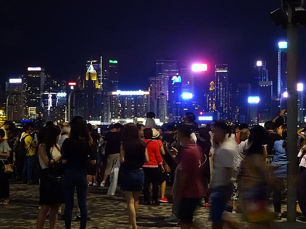 香港の夜を彩るイベント「シンフォニー・オブ・ライツ」が始まります。