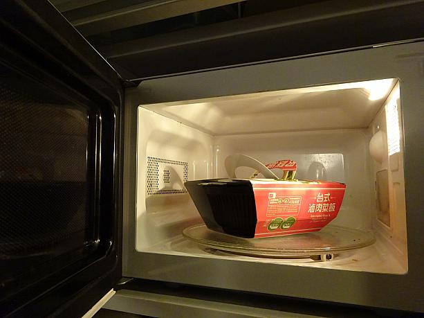 サークルKのお弁当のすごいところは、紙パッケージのついたままレンジで加熱できるところ。ちゃんと取っ手までついてる親切設計♪
