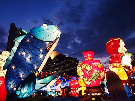 <b>■中秋節<br>期日：10月4日（水）<br>場所：香港各所</b><br><br>家族で集まり、ランタンを持って月餅を食べながら美しい満月を鑑賞するのが恒例です。また一部公園ではランタンが展示され、中秋ムード応援を盛り上げてくれます。