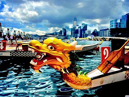 <b>■香港国際ドラゴンボートカーニバル2017<br>期日：6月2日（金）～4日（日）<br>場所：ビクトリア湾<br>料金：無料</b><br><br>今や世界的なイベントとなった中国伝統の行事のひとつ。本格的な熱戦のほかにも、ユニークなレースも開催される予定です。
