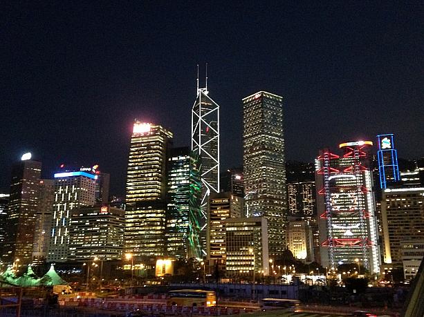 観覧車の後ろには、香港島の美しい街並みが。