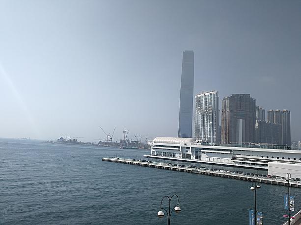 日中は半袖で歩いていると少し汗ばむほどに気温が上がってきている香港。