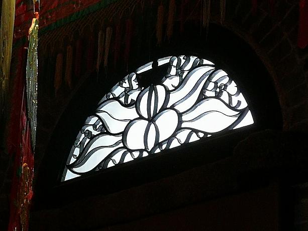 明かり取りの窓も、このとおり蓮の花の装飾が。