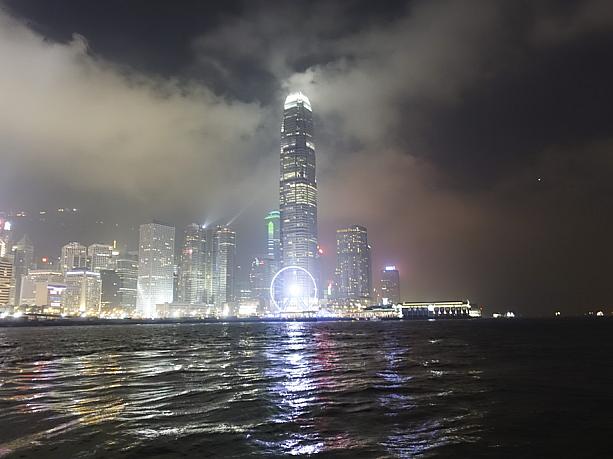 シンフォニーオブライツの光はよくわかりませんでしたが、香港の夜景を海上から眺められるだけでも満足。