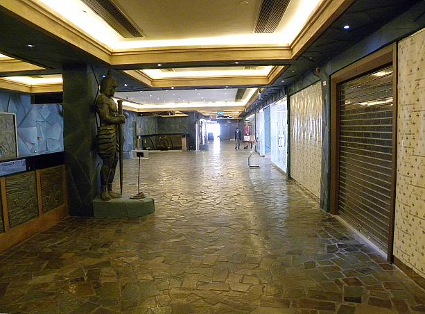 モール奥の通路を歩いて行くと